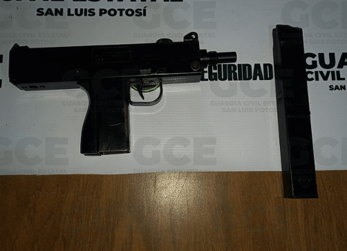 Agentes de la Guardia Civil Estatal (GCE) detuvieron a un hombre por presunta portación de un arma de fuego.