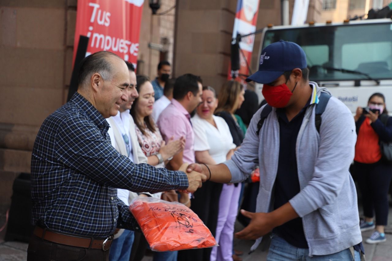 Galindo Ceballos felicitó al personal de la coordinación de Aseo Público municipal y les entregó uniformes.