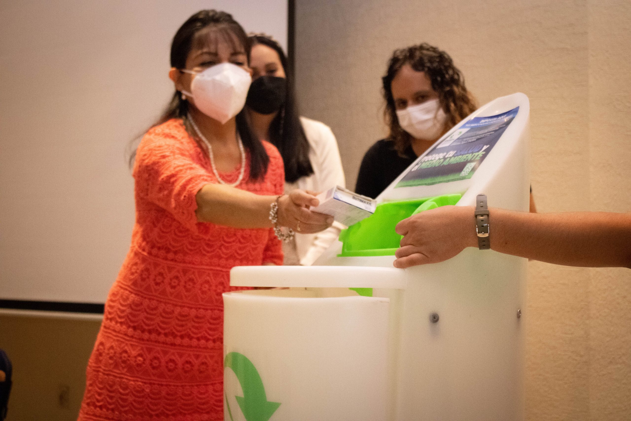 Facultad de Ciencias Químicas coloca contenedor para medicamentos caducos