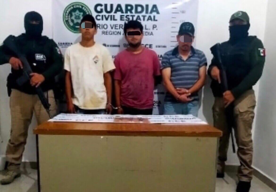 Fueron detenidos tres personas del sexo masculino como probables responsables de robo y daños a una habitación de un auto hotel.