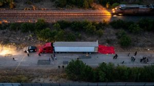 Suben a 51 los migrantes fallecidos al interior de un tráiler en Texas