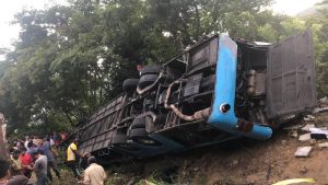 Mueren 9 personas y 28 resultan heridas tras volcadura de autobús en Chiapas