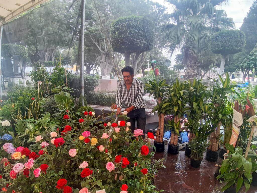 Participantes de la Feria de las Flores celebraron el arranque del evento en el que participan cerca de cien expositores