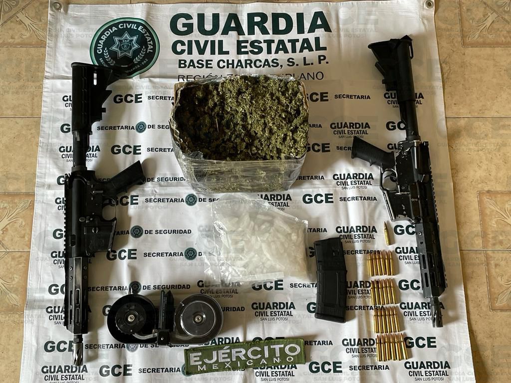 GCE y SEDENA, localizaron un automotor que contaba con reporte de robo y tenía en su interior droga y armas de fuego.