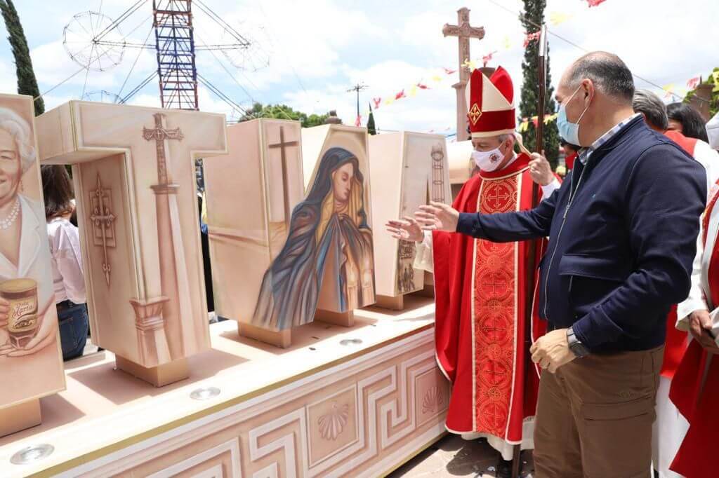 Durante la celebración de la fiesta patronal del Barrio de Santiago, el alcalde Enrique Galindo recordó que estas son las terceras letras que se colocan,