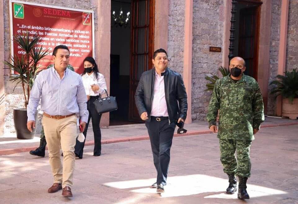 Torres Sánchez acompañó al Gobernador Ricardo Gallardo Cardona en una reunión de trabajo con el comandante de la 12va Zona Militar
