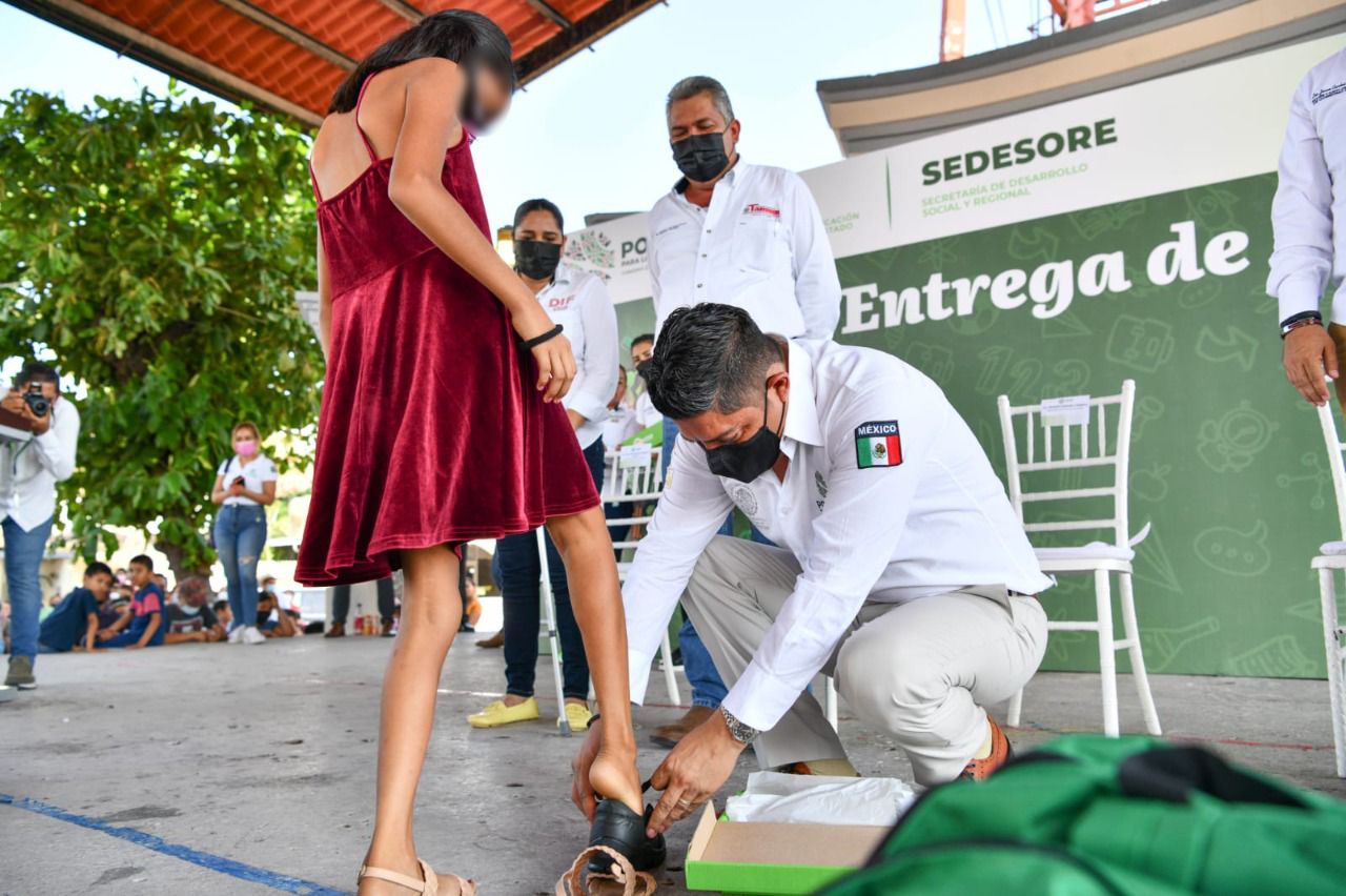 El Gobernador del Estado entregó calzado y paquetes escolares a cientos de estudiantes y anunció que dichos apoyos serán permanentes