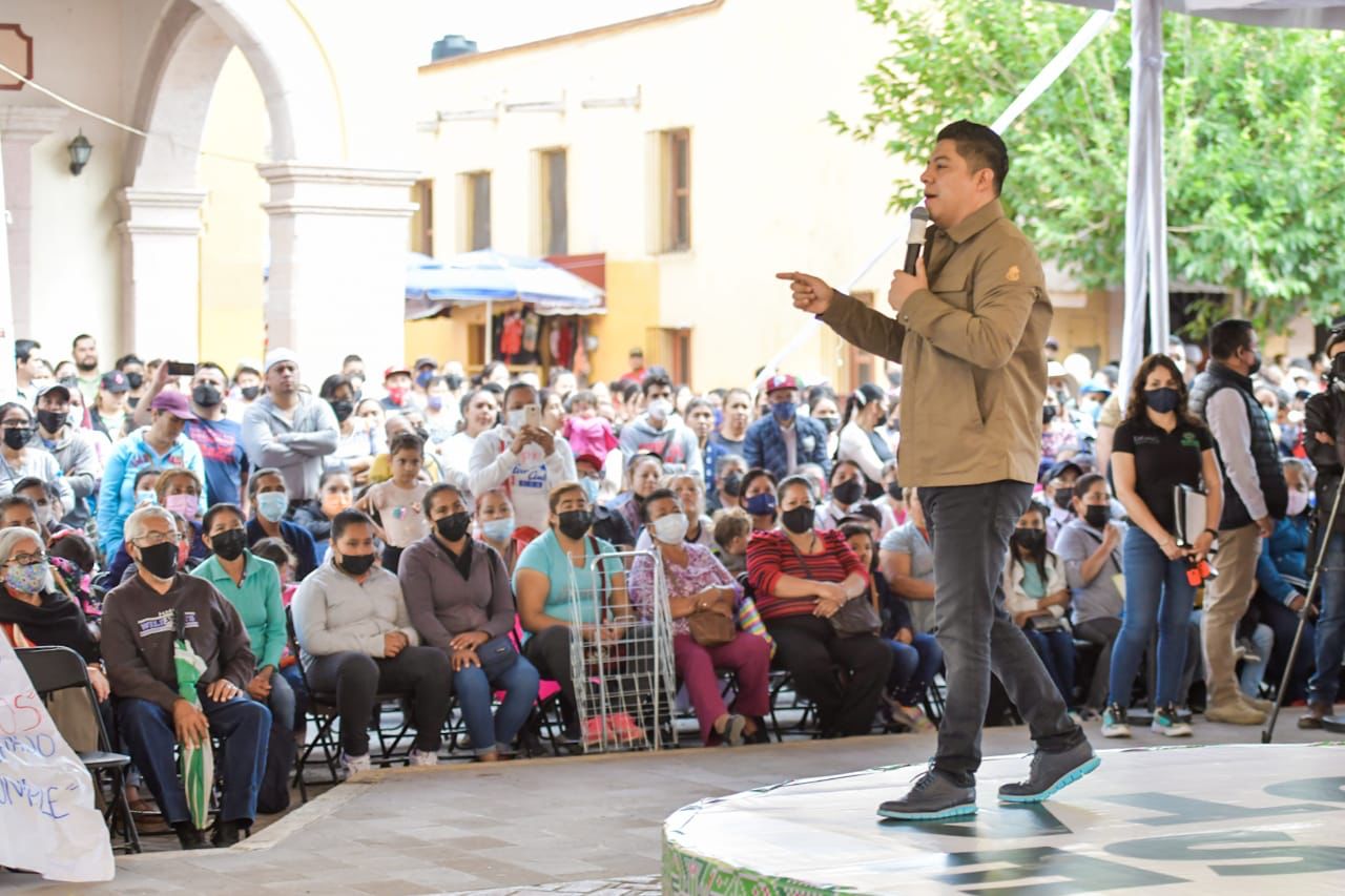 Ricardo Gallardo entrega becas alimentarias en Villa de Reyes