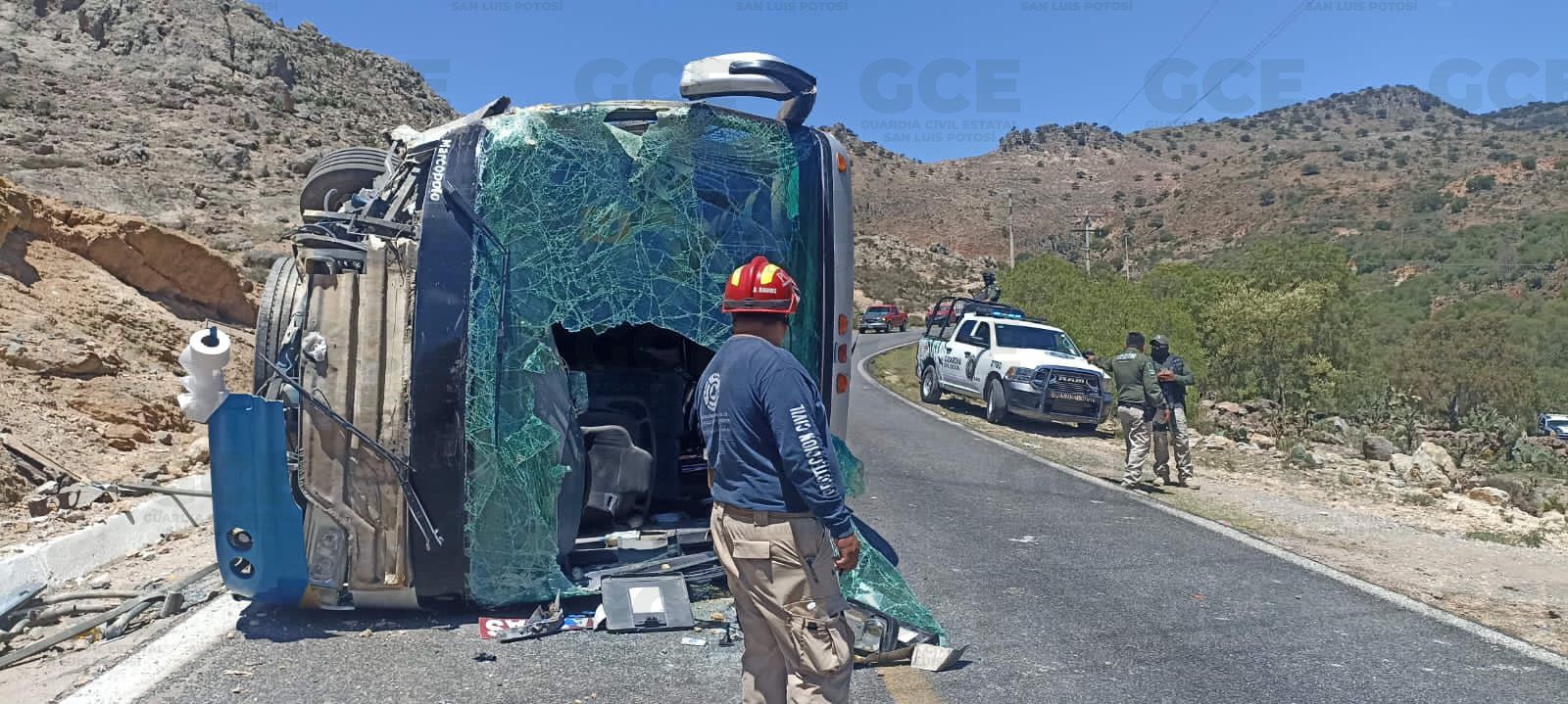 Volcadura de autobús en el tramo Ahualulco-Moctezuma deja 15 heridos