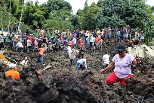 Mueren 3 niños por deslizamiento de tierra que sepulta escuela en Colombia