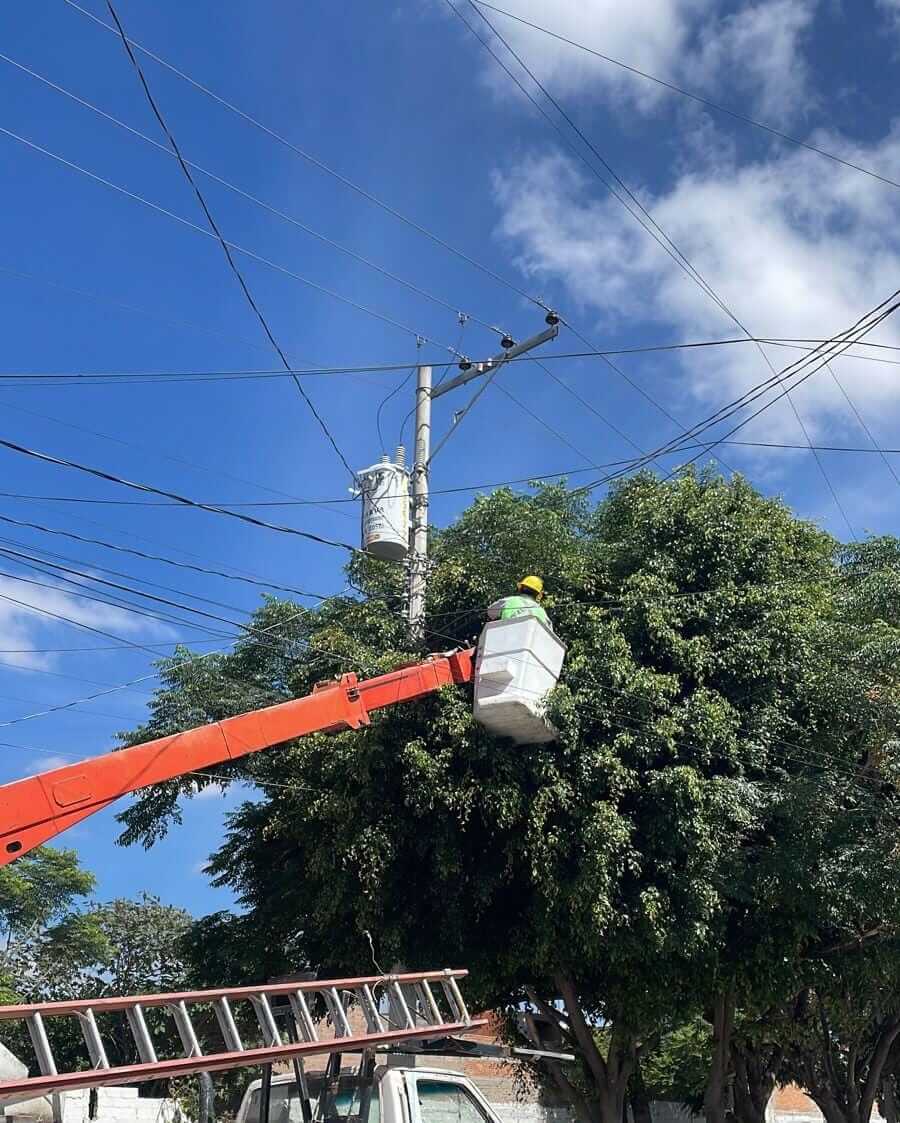 Se realiza la reparación de luminarias en diferentes calles y avenidas del municipio, así lo señaló el titular de Servicios Municipales