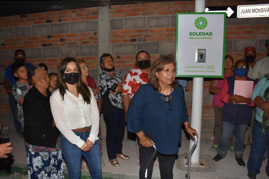 Leonor Noyola Cervantes, este jueves por la noche realizó el encendido de las luminarias de la colonia Rivas Guillen 2do Plano.