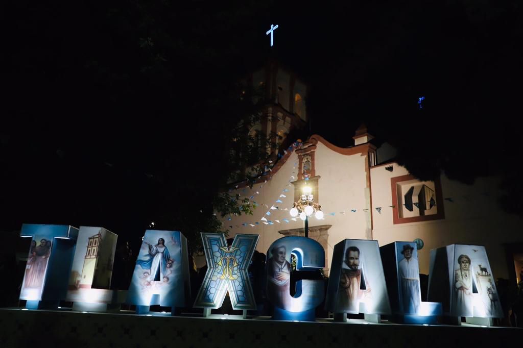 Galindo Ceballos, acompañado por el arzobispo develó la noche del lunes las letras monumentales del barrio de Tlaxcala