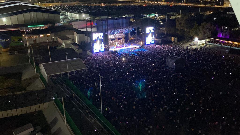 El grupo Bronco, “reventó” con un lleno impresionante el escenario del Teatro del Pueblo, en el primer domingo de la Feria Nacional Potosina