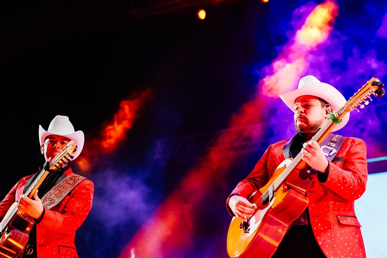 La explanada del Teatro del Pueblo de la Feria Nacional Potosina (FENAPO), se convirtió esta noche en un gran salón de baile y canto