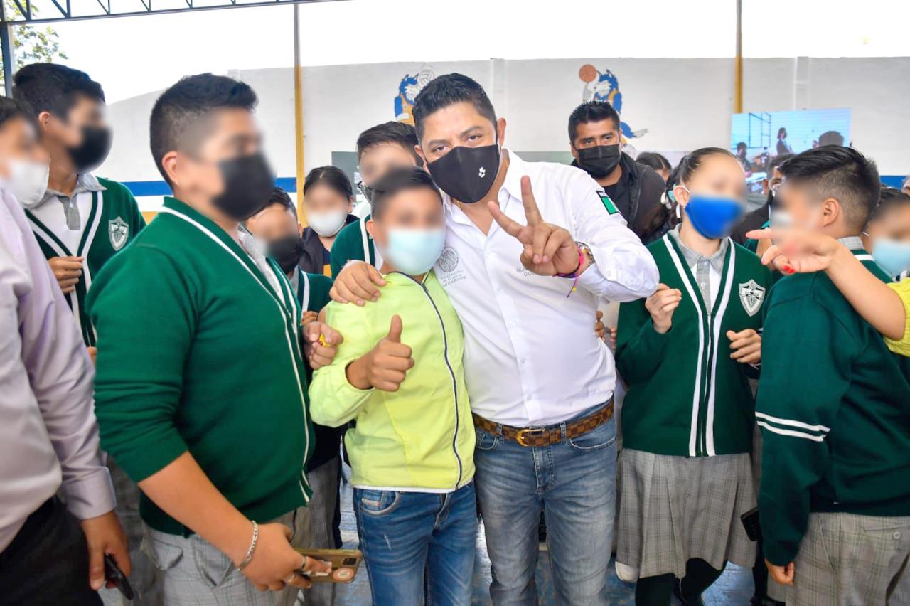 Ricardo Gallardo Cardona, inauguró en la escuela secundaria general “Jaime Torres Bodet” de la ciudad capital