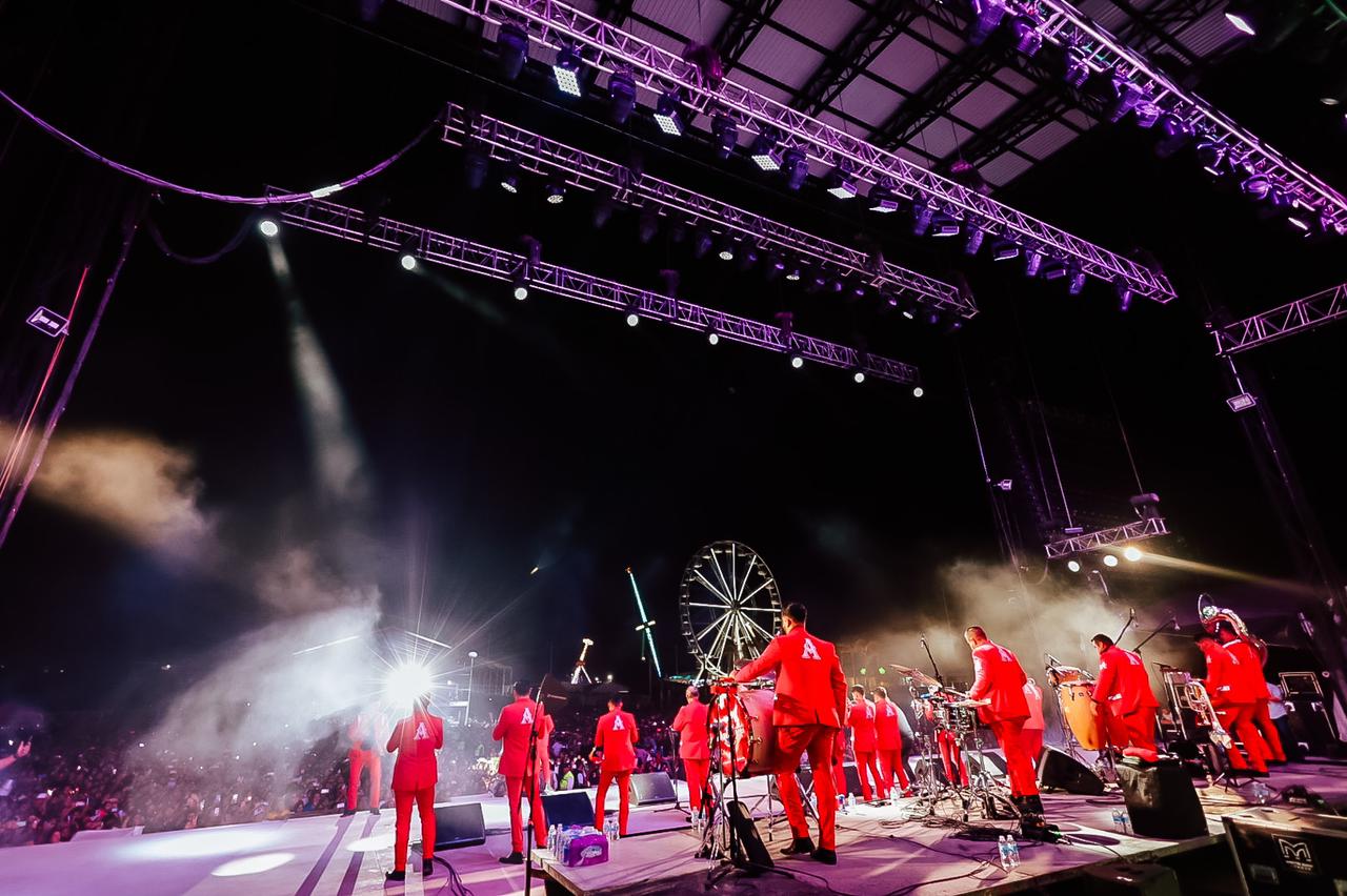 La Arrolladora Banda El Limón de René Camacho, dejó sentir todo su poder sinaloense en el escenario del Teatro del Pueblo