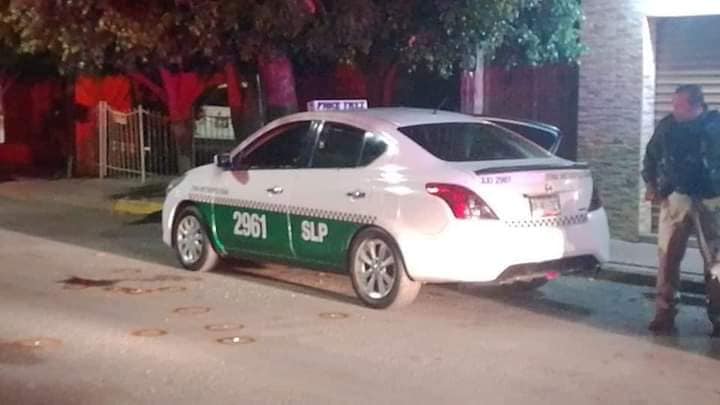 Agentes delimitaron el área donde quedaron dos personas sin vida a bordo de un taxi tipo Versa, y de colores blanco con verde.