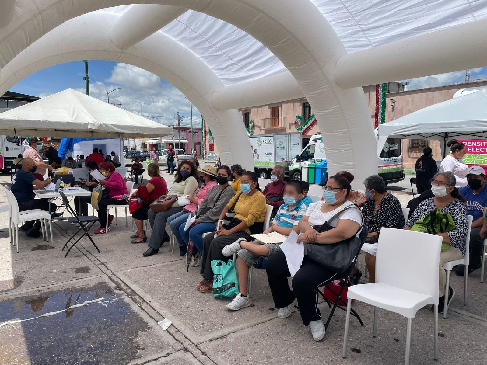 Las unidades médicas móviles que se instalaron en la Plaza Principal de Soledad de Graciano Sánchez, durante cinco días consecutivos