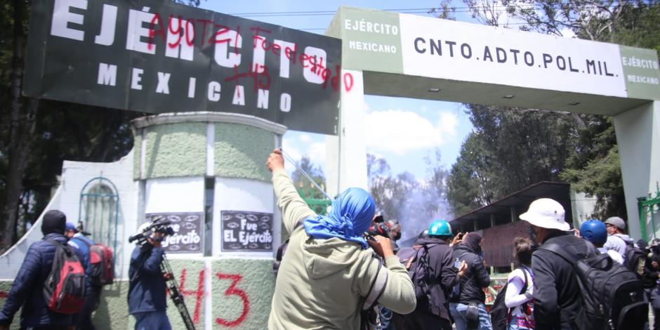 Normalistas lanzan petardos y piedras al interior del Campo Militar 1 del Ejército