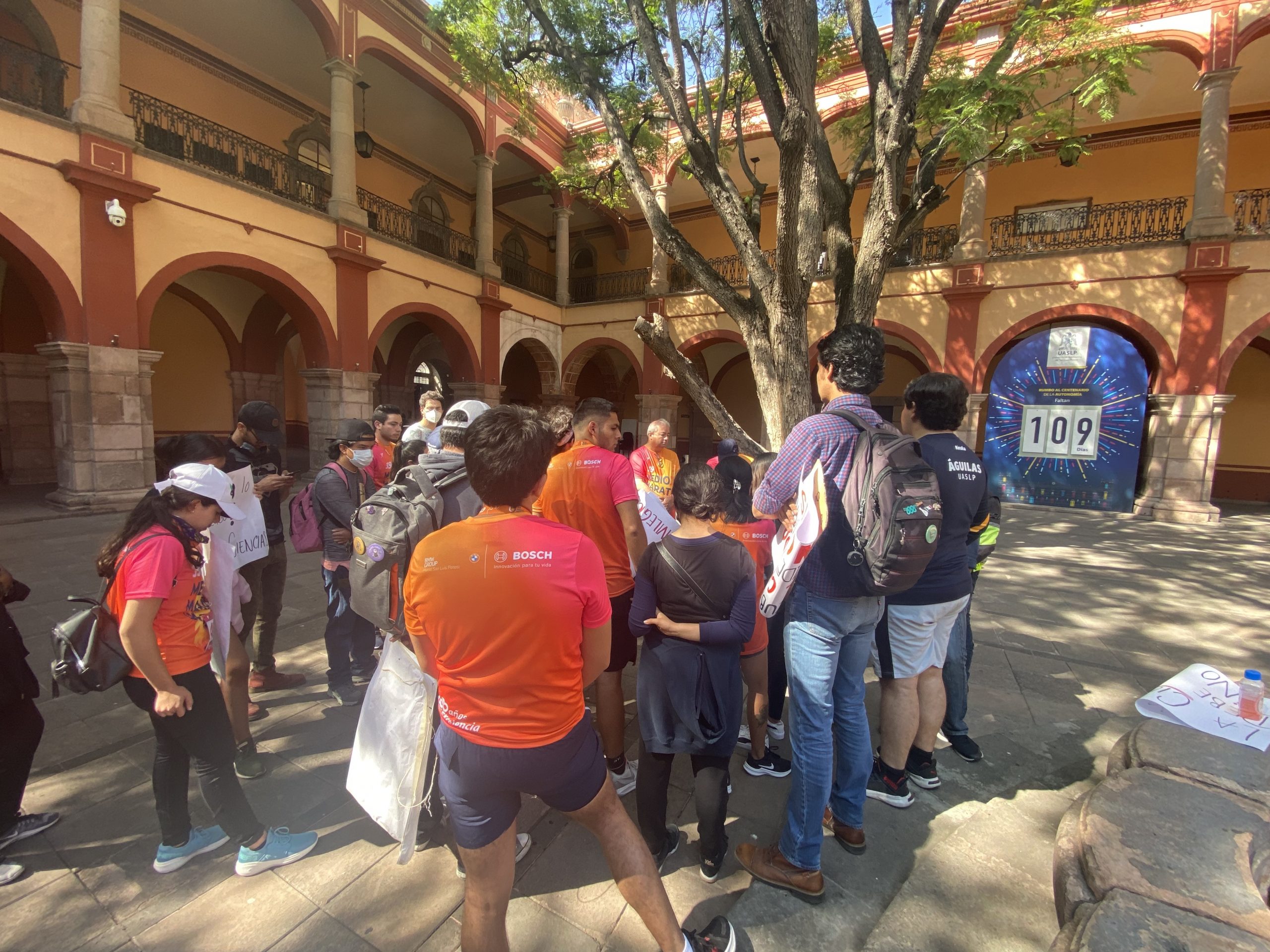 Alumnos y autoridades de la UASLP atienden caso sobre estado del edificio 3 de la Facultad de Ciencias