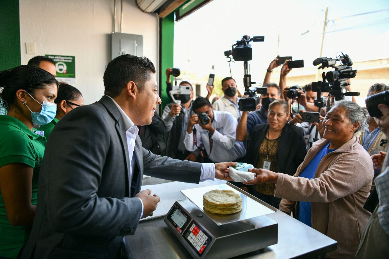 Gallardo Cardona, comentó que con este programa, las familias pagan este producto básico de la mesa mexicana a precios del 2012