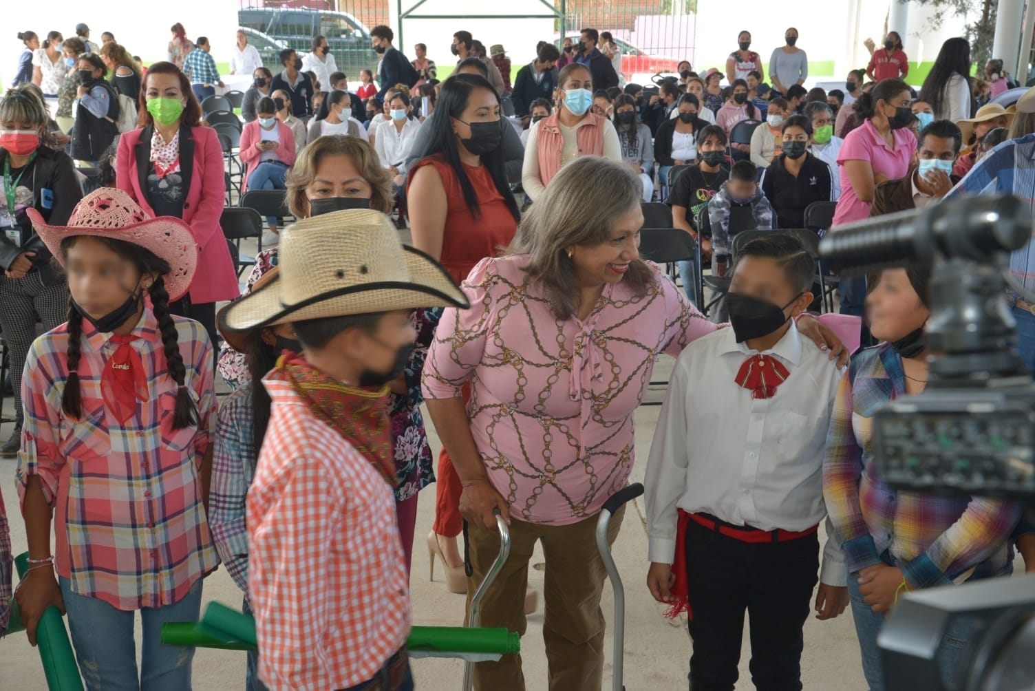 Alcaldesa de Soledad inauguró techado en la escuela primaria rural Álvaro Obregón