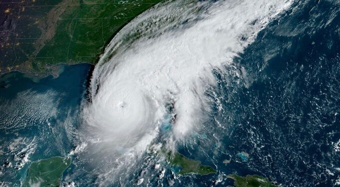 "Ian" toca tierra en Florida como huracán categoría 4