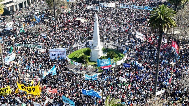 Miles de personas marchan en Argentina para condenar atentado contra Cristina Fernández