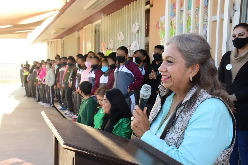 Hicieron entrega de mobiliario a la escuela primaria, Aurora Córdova Córdova, ubicada en el fraccionamiento Puerta Real.