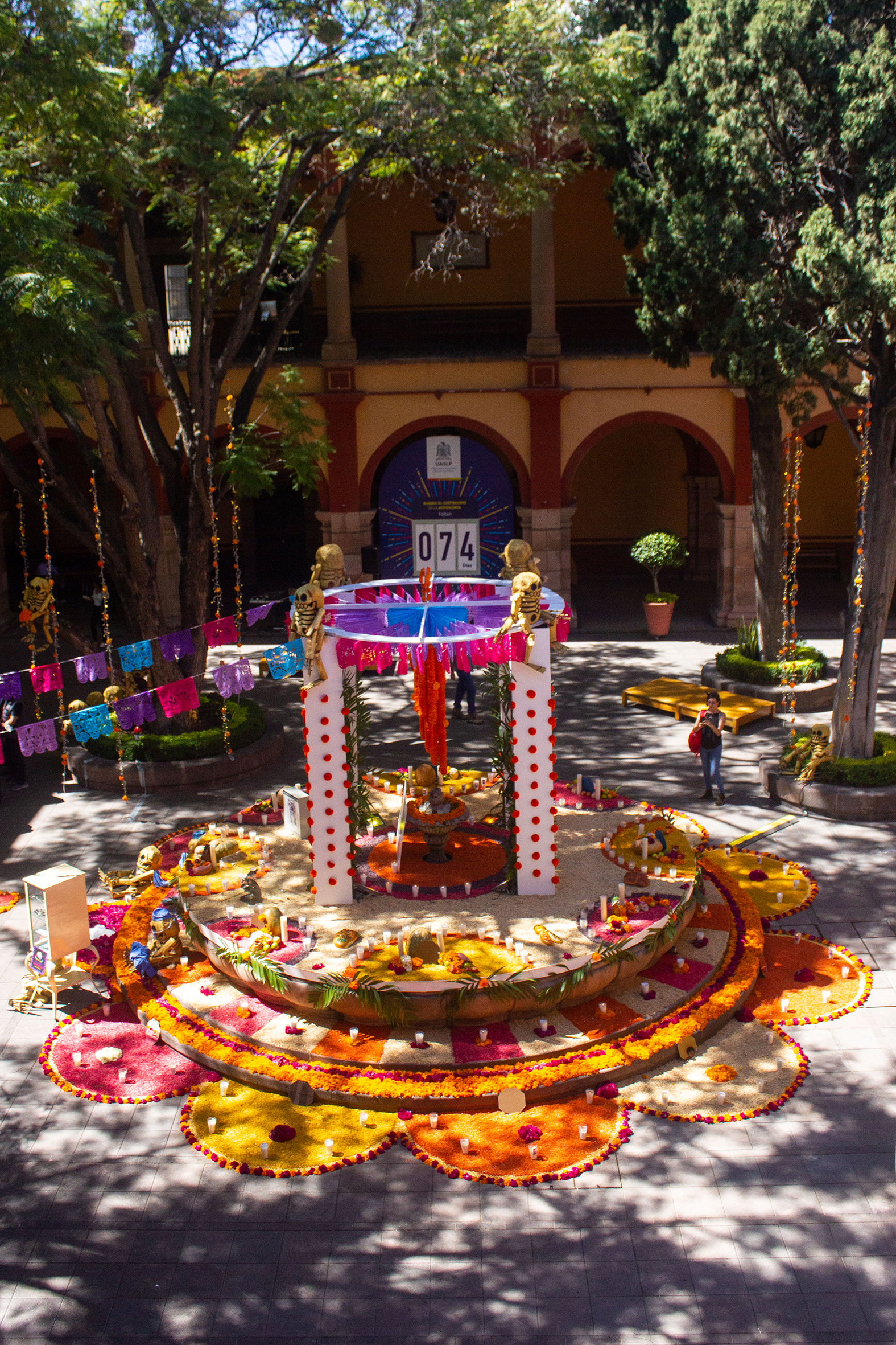 Inaugura la UASLP su altar de muertos, dedicado a María de Jesús Urestí Leija.