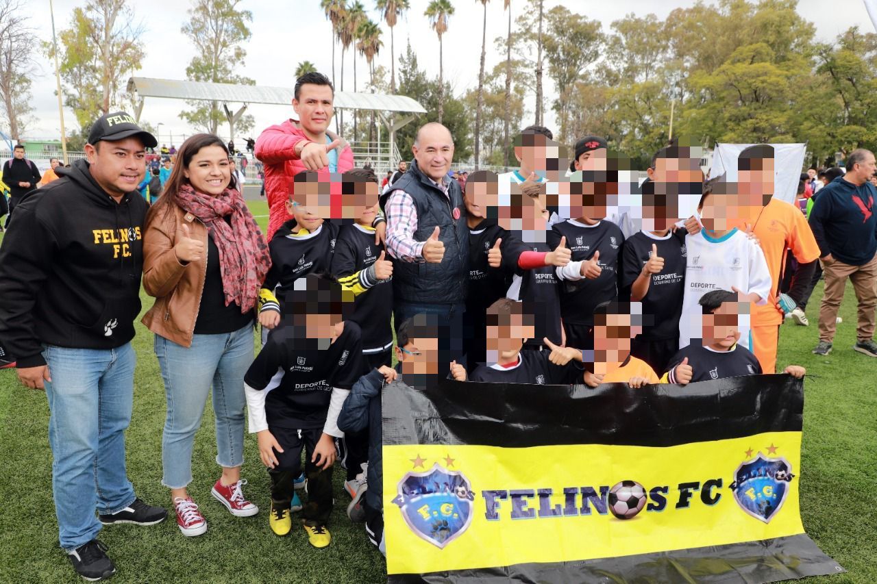 La patada inaugural del Torneo Intercolonias “Copa San Luis Rey”, la dio tanto el presidente municipal, así como la regidora de la Comisión de Deporte