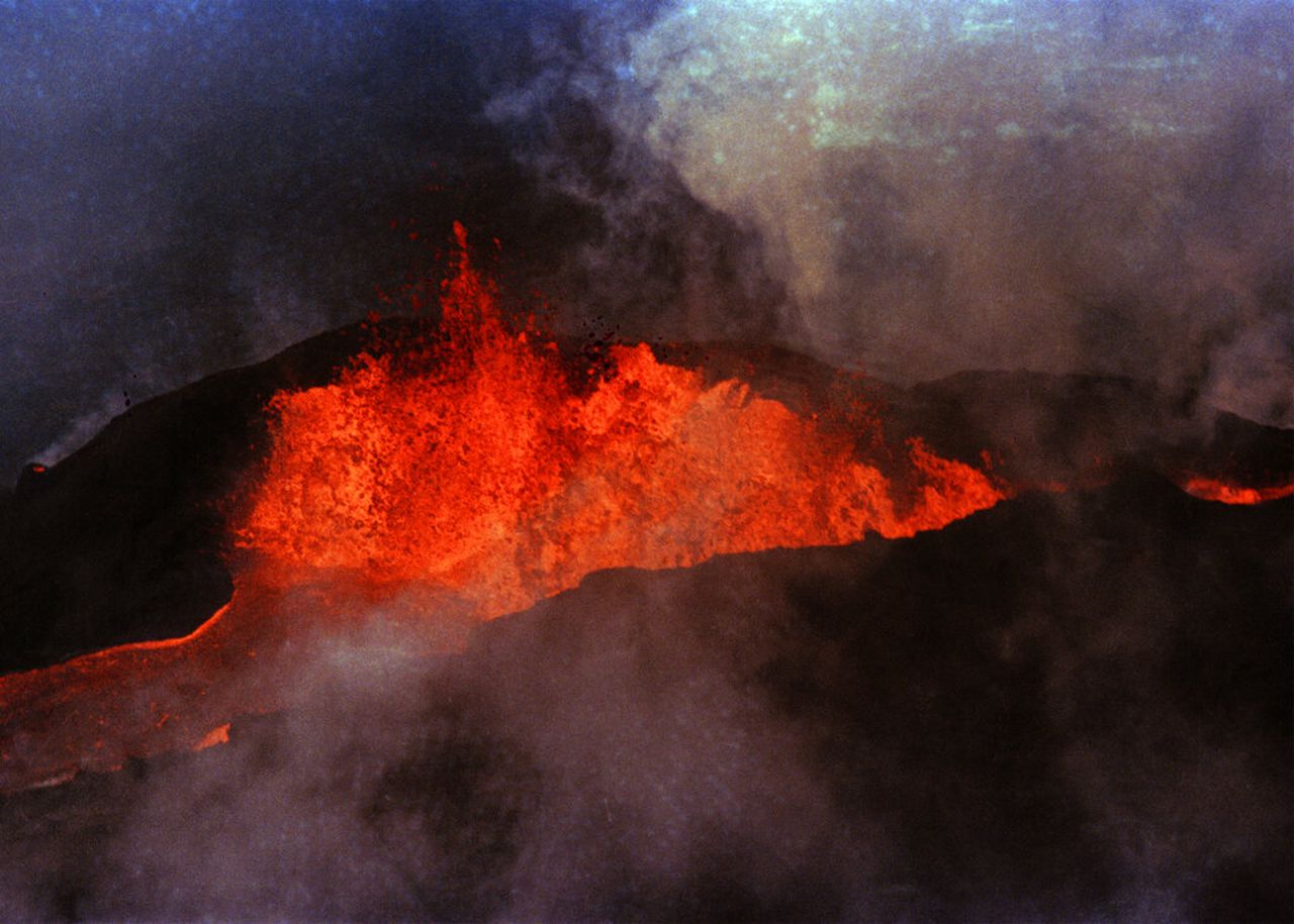Hawai activa alerta por posible erupción de volcán