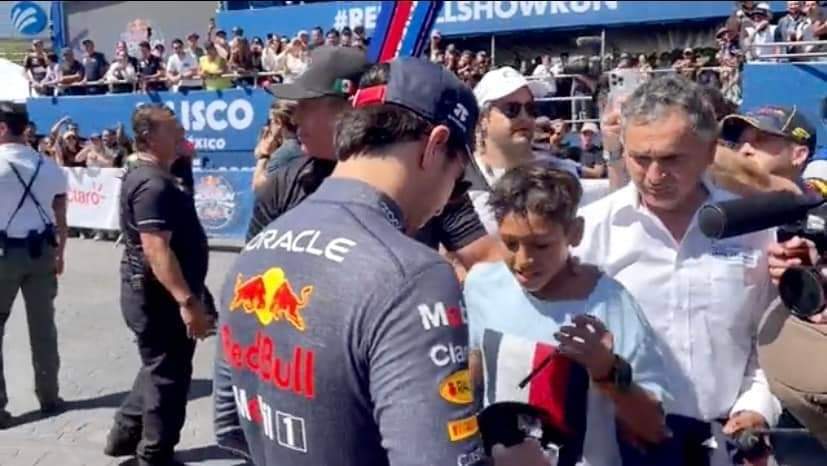 Uno de los momentos más destacados del Red Bull Show Run, fue cuando un niño se saltó los filtros de seguridad y corrió hacia ‘Checo’ Pérez