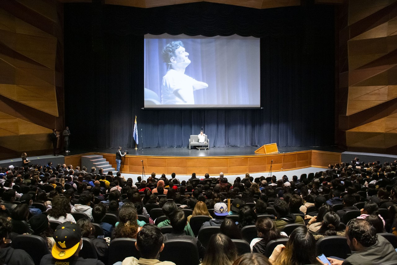 Jefe de la División de Vinculación dio la bienvenida a las y los asistentes a este evento que contó con una gran asistencia