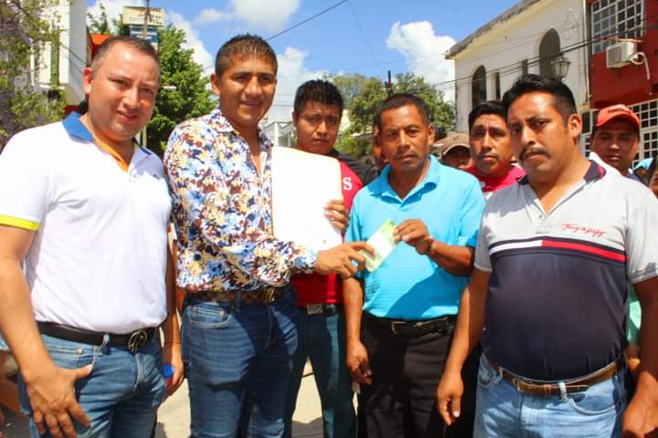 Entrega alcalde Gregorio Cruz Martinez apoyo para evento de cambio de fiscal