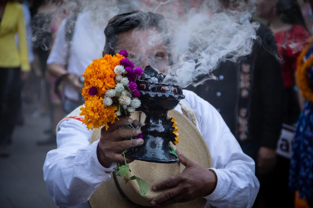 Taller de máscaras y flor de cempasúchil, caravana de día de muertos, noche Xantolo en el Laberinto y música de huapango.