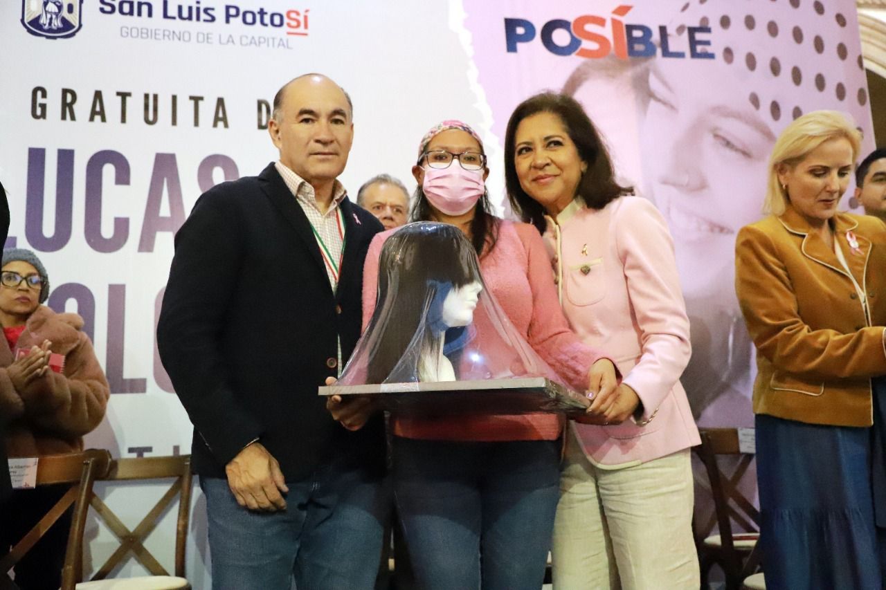 Se realizó una conferencia y se encendieron luminarias en rosa, para conmemorar "La Lucha contra el Cáncer de Mama".