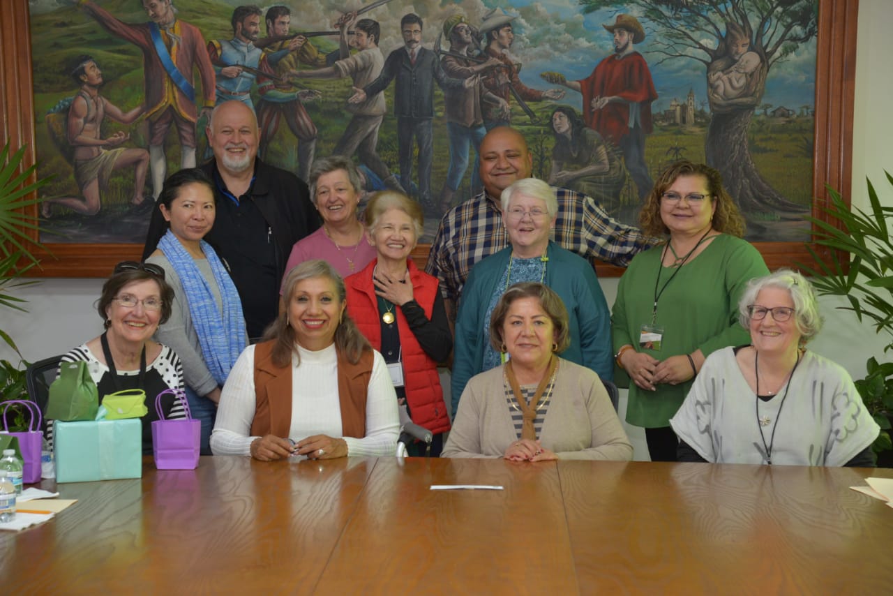 Alcaldesa de Soledad recibe a comisión de visitantes de Burlington