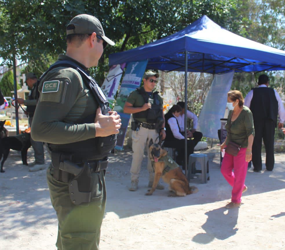 Agrupamiento K9 de la Guardia Civil Estatal (GCE) despliega labores de proximidad social en panteones de la ciudad