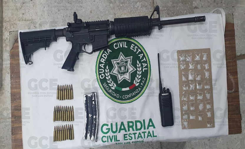 Agentes de la Guardia Civil Estatal (GCE) aseguraron un arma larga, varios cartuchos útiles, droga y un radio portátil