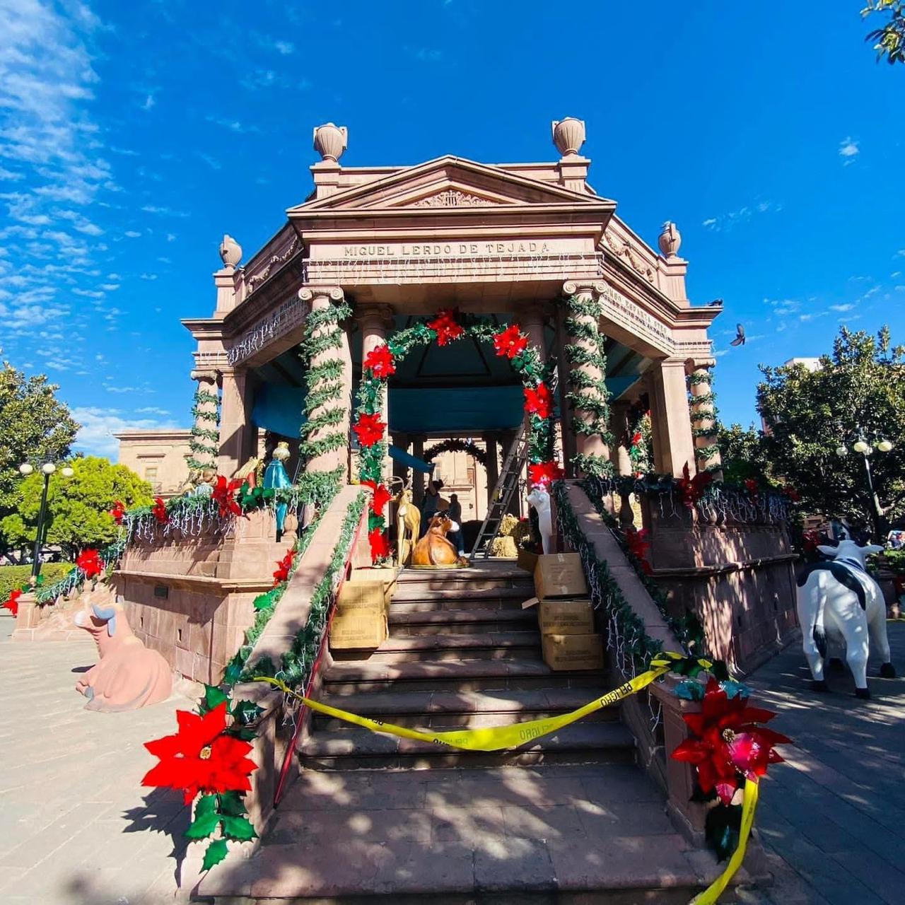 Ya comienza a notarse, con la instalación de luces navideñas, el tradicional nacimiento monumental en el Palacio de Gobierno