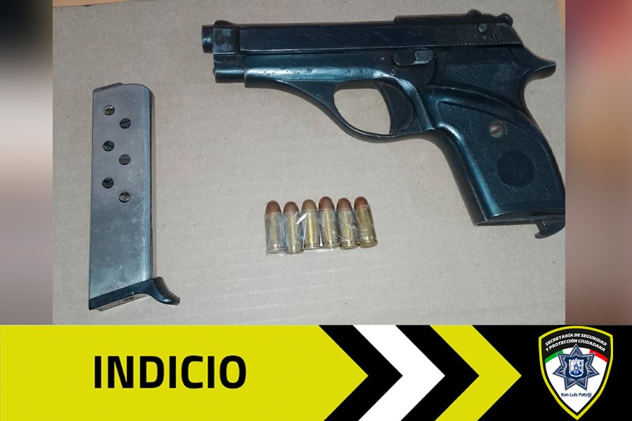 Se logró la detención de un sujeto que iba conduciendo un vehículo e ingiriendo bebidas alcohólicas, en la revisión fue encontrada un arma calibre .32