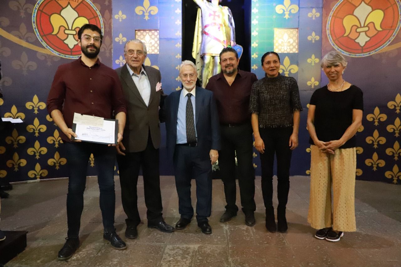 El director de Cultura Municipal hizo entrega de reconocimientos y menciones honoríficas a Rodolfo Hernández Rodríguez
