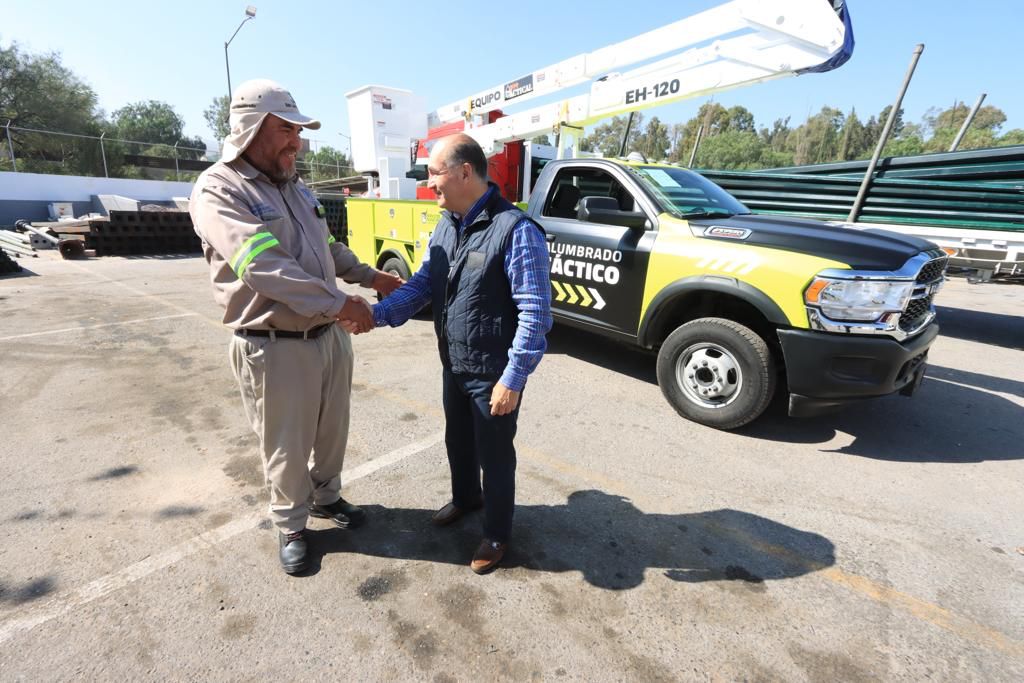 Galindo Ceballos hizo entrega de una nueva grúa, materiales, equipo y herramienta a la Coordinación de Alumbrado Público