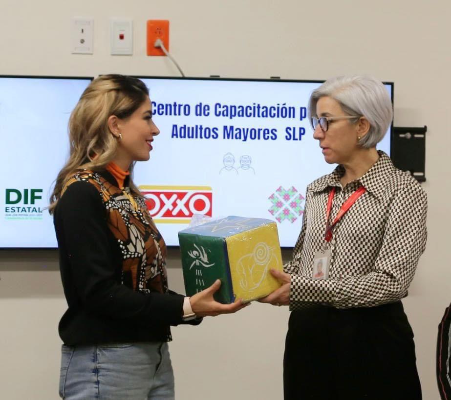 González Silva, encabezó la firma de un convenio de colaboración con la cadena comercial OXXO, para habilitar un centro capacitación