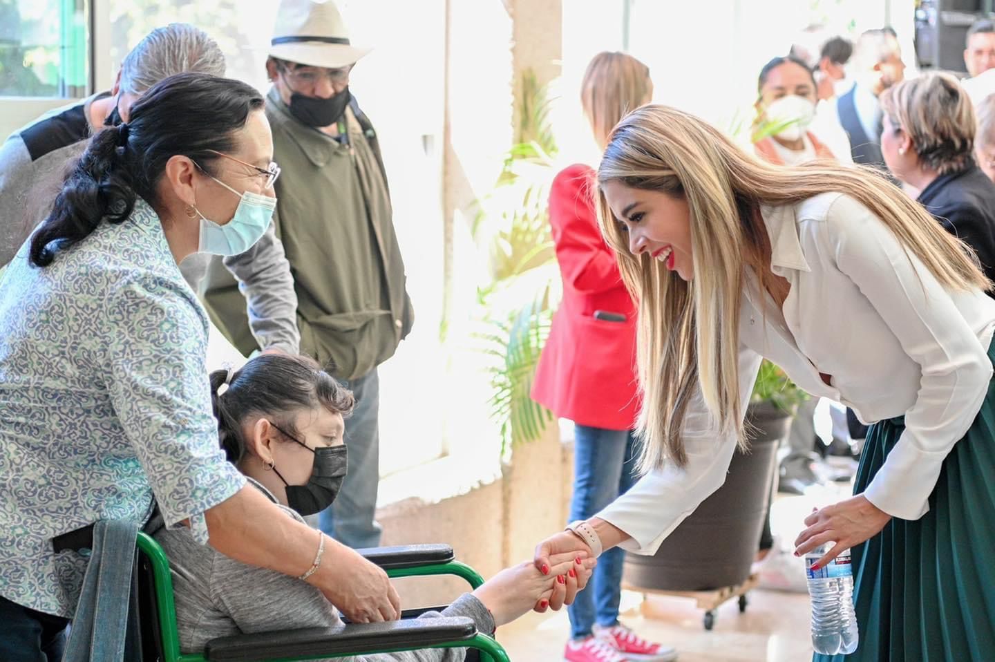 González Silva encabezó un evento de entrega de sillas de ruedas especiales para el uso de personas con parálisis cerebral infantil