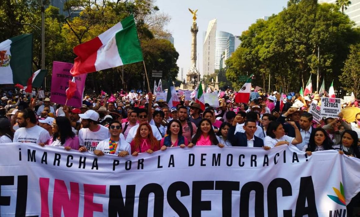 ¡El INE no se toca! Marchan en contra del la reforma electoral de AMLO.