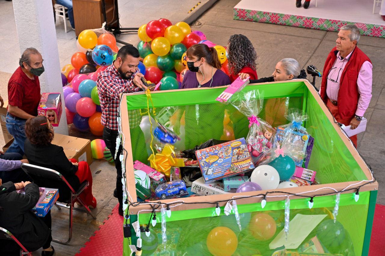 La dependencia recolecta juguetes para entregarlos como regalos de navidad a niñas y niños de escasos recursos