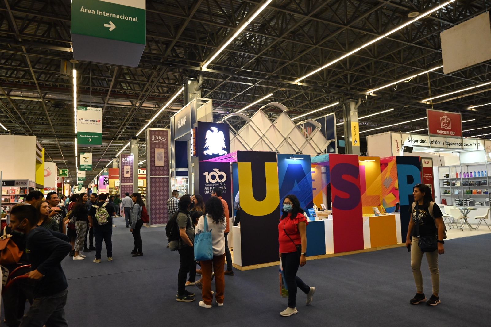 Con su novedosa oferta editorial y un stand alusivo al Centenario de la Autonomía, la UASLP participa en la FIL Guadalajara 2022